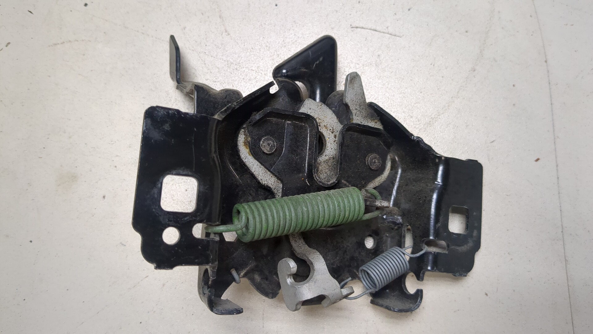 Замок капота