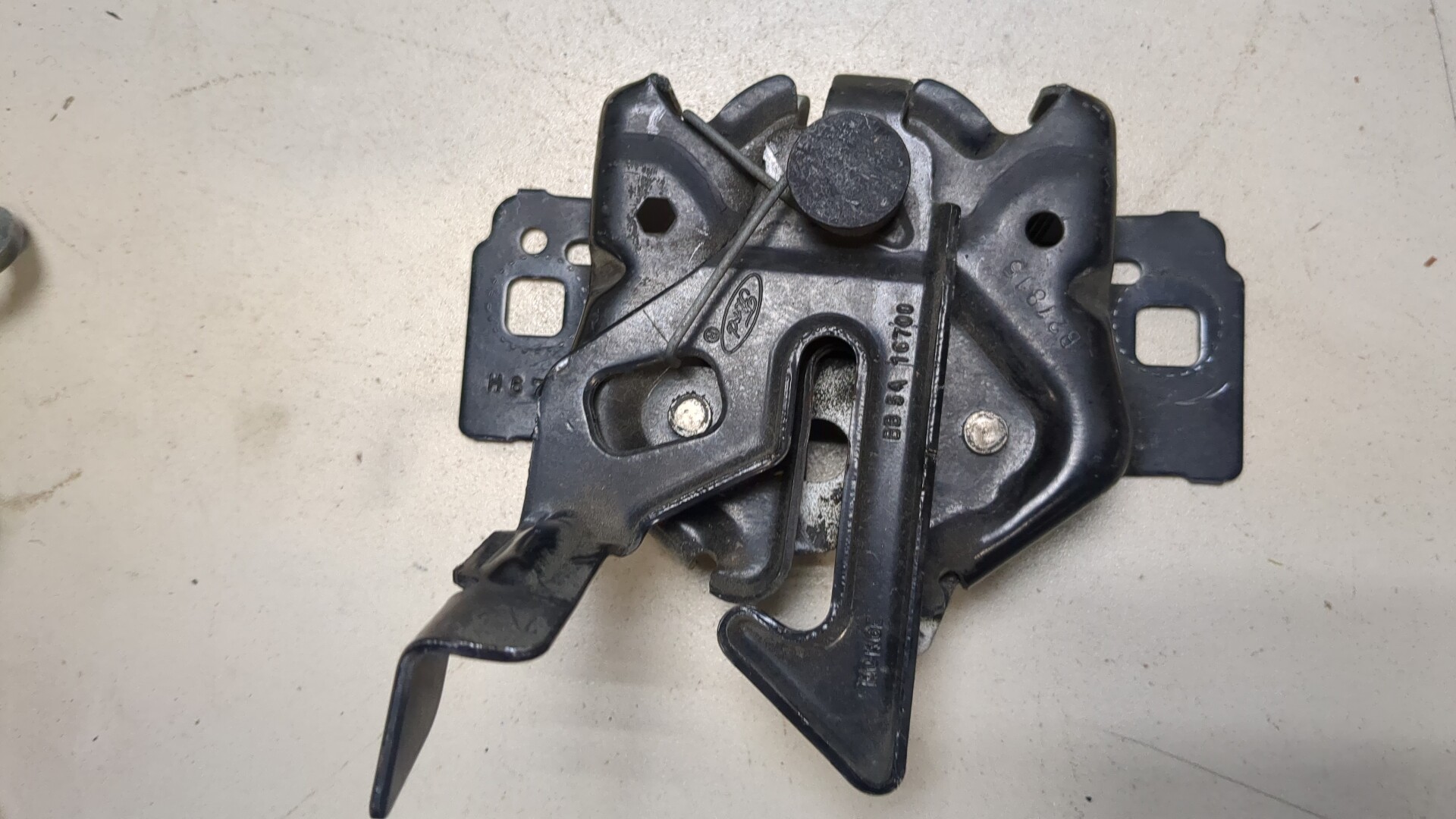 Замок капота