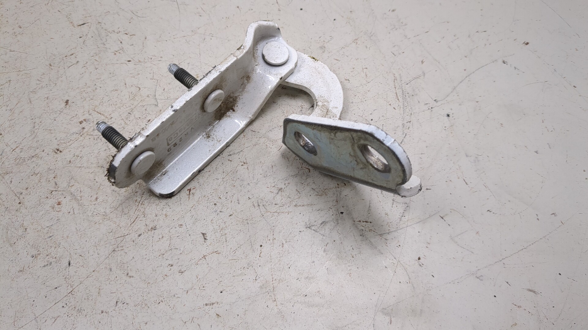 Петля крышки багажника