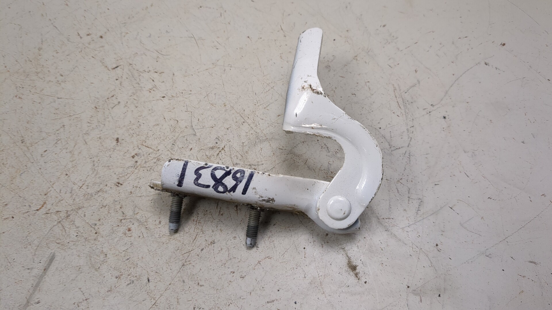 Петля крышки багажника