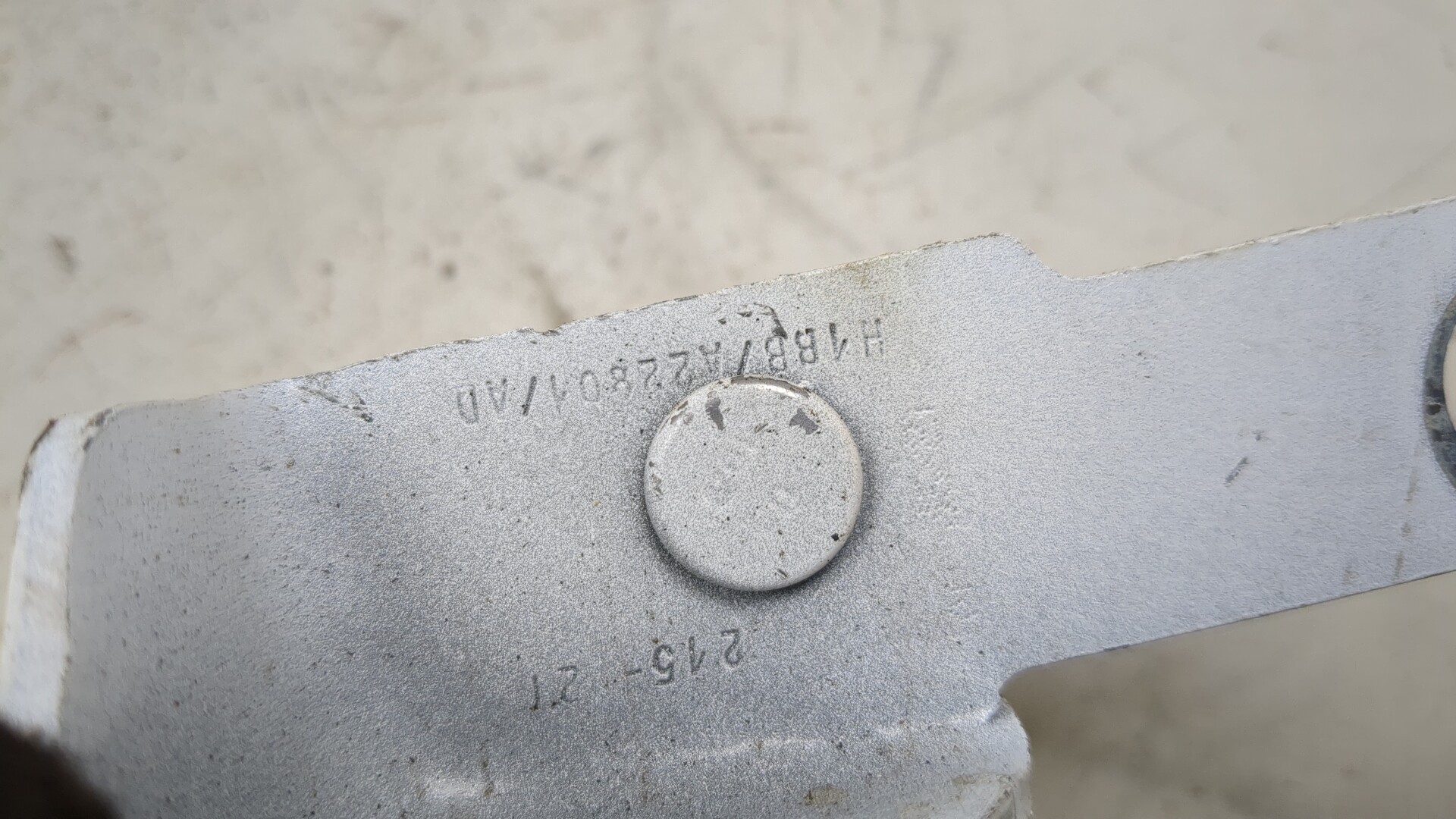 Петля двери