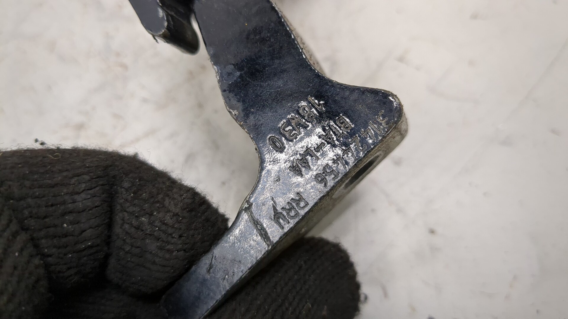 Петля двери