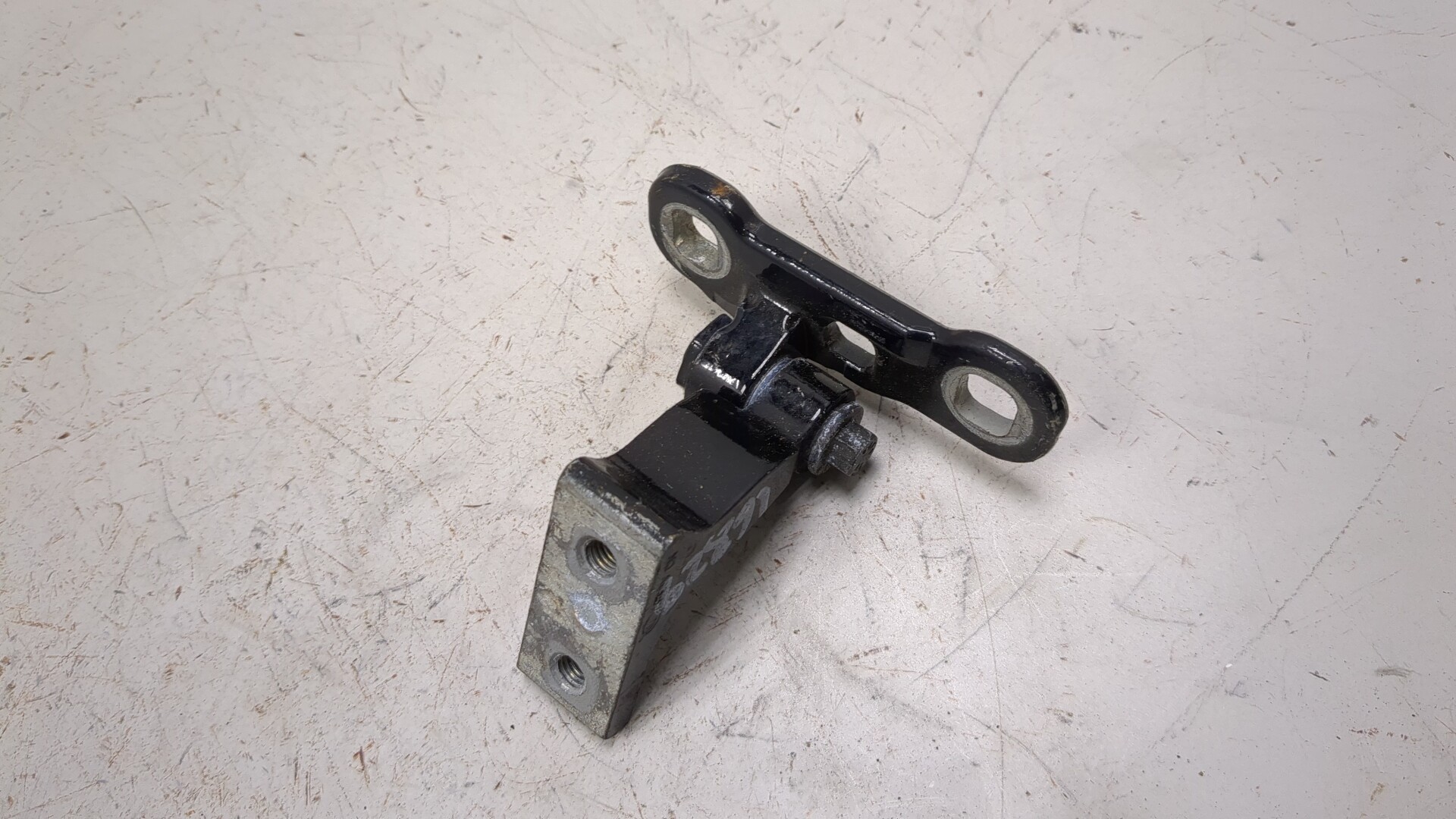 Петля двери