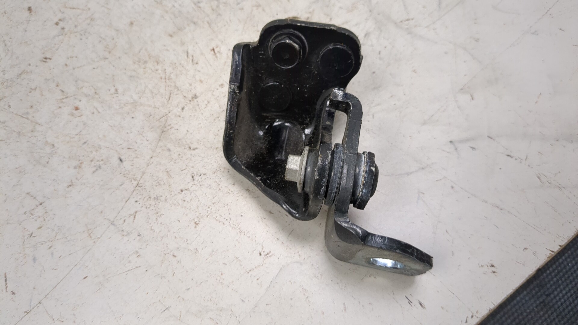 Петля двери