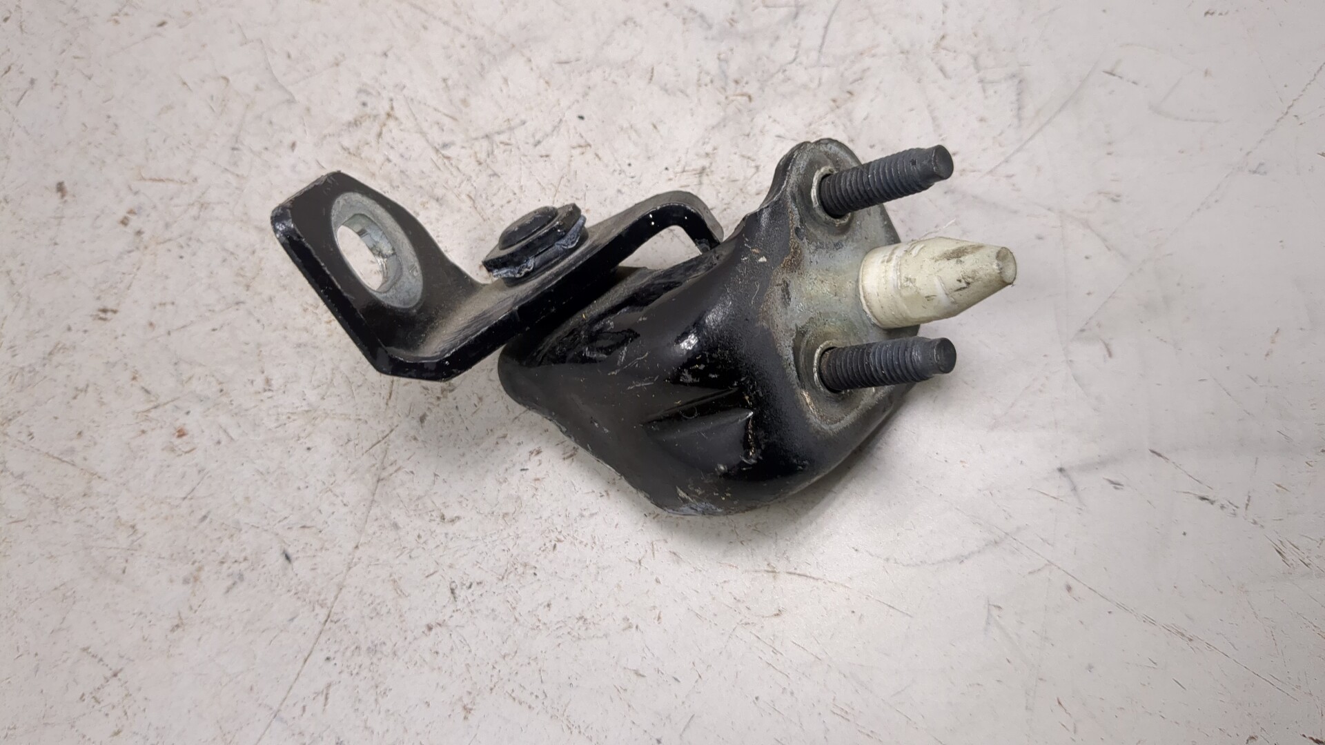 Петля двери