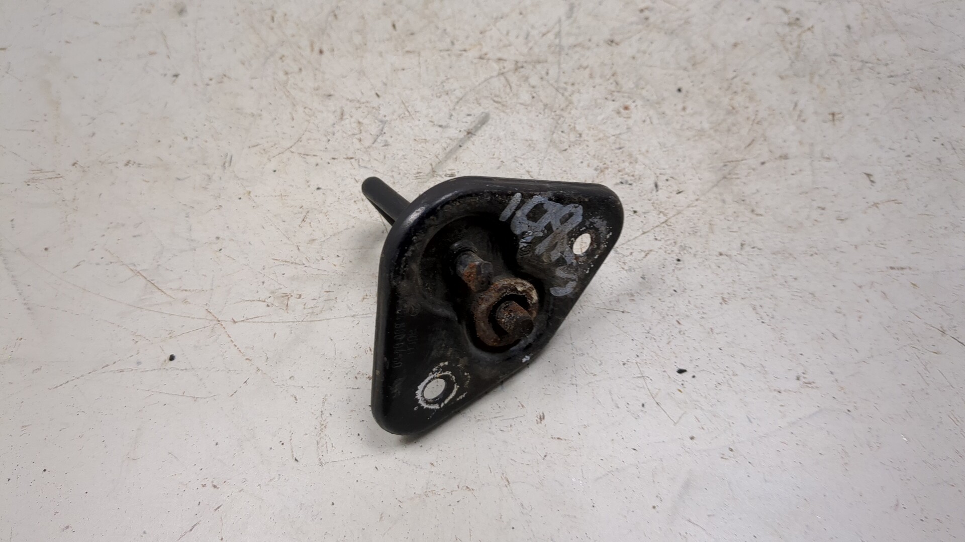 Петля капота