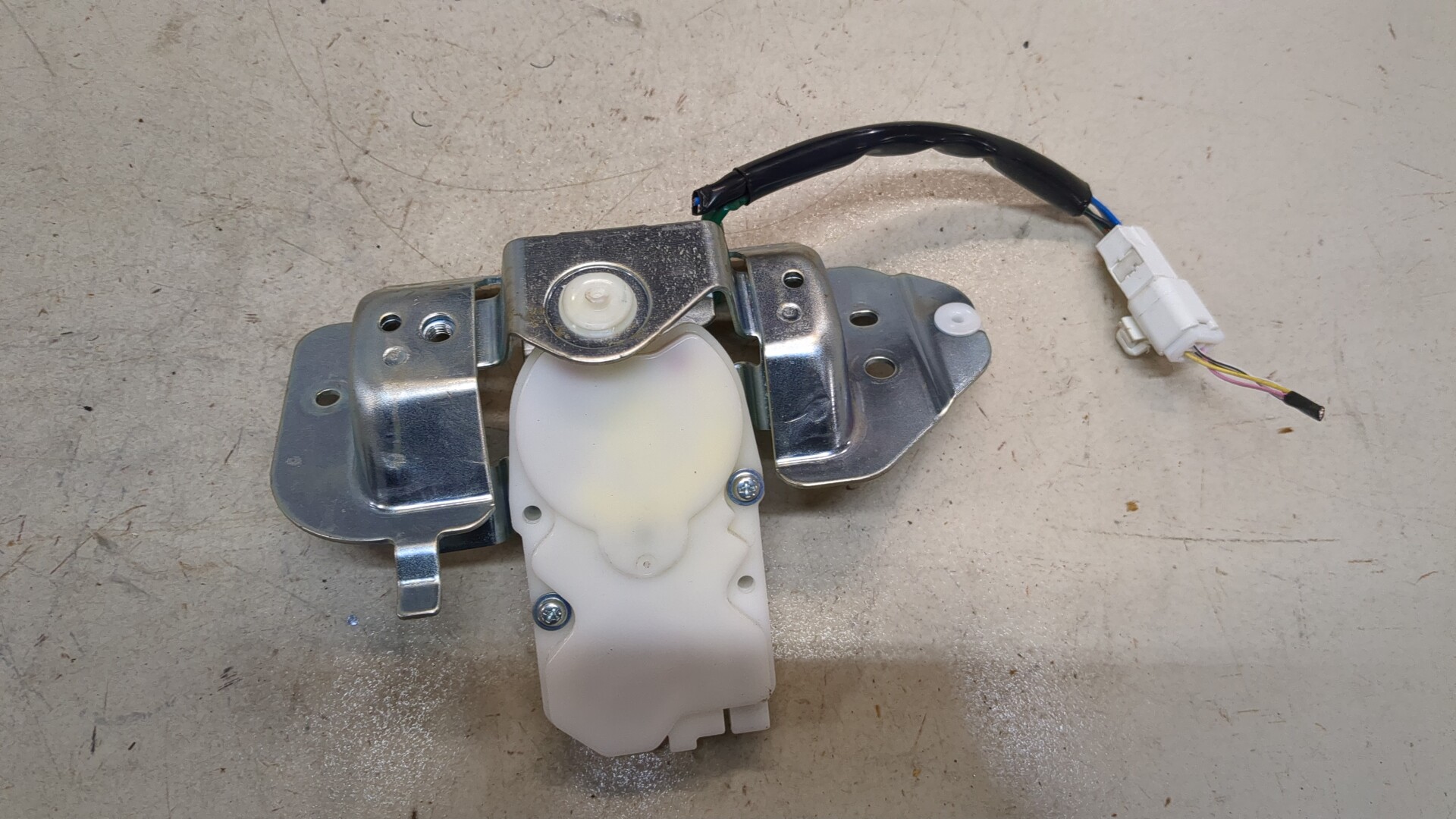 Замок багажника