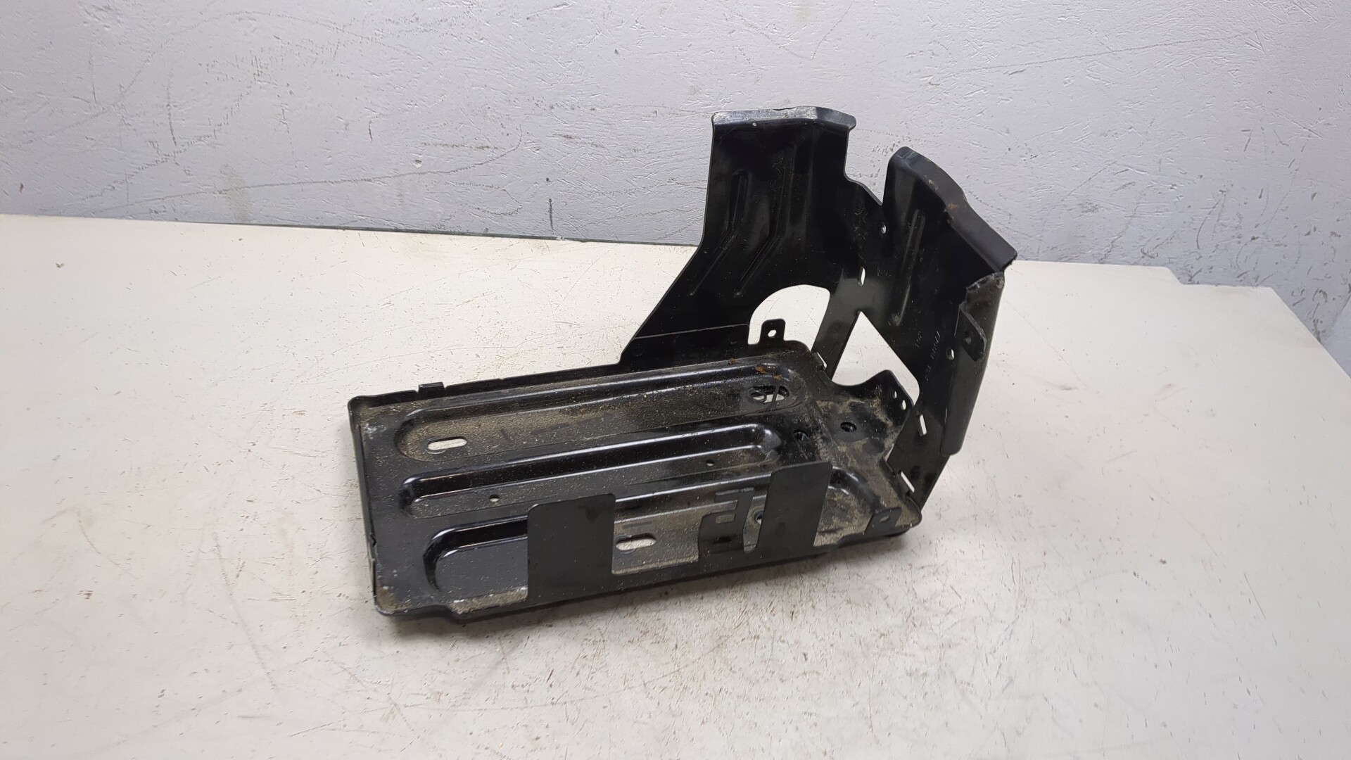 Площадка под аккумулятор (АКБ)