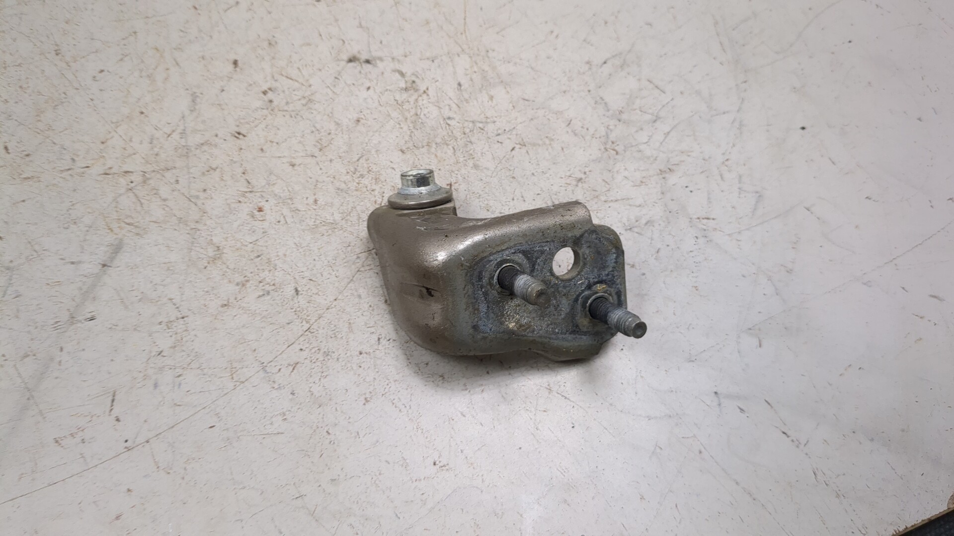 Петля двери