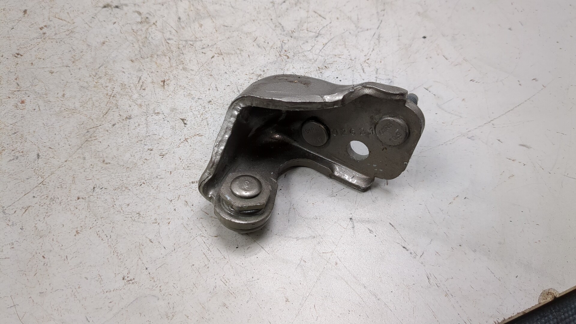 Петля двери