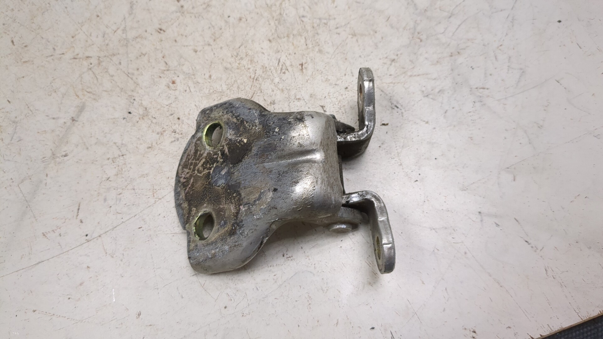 Петля двери