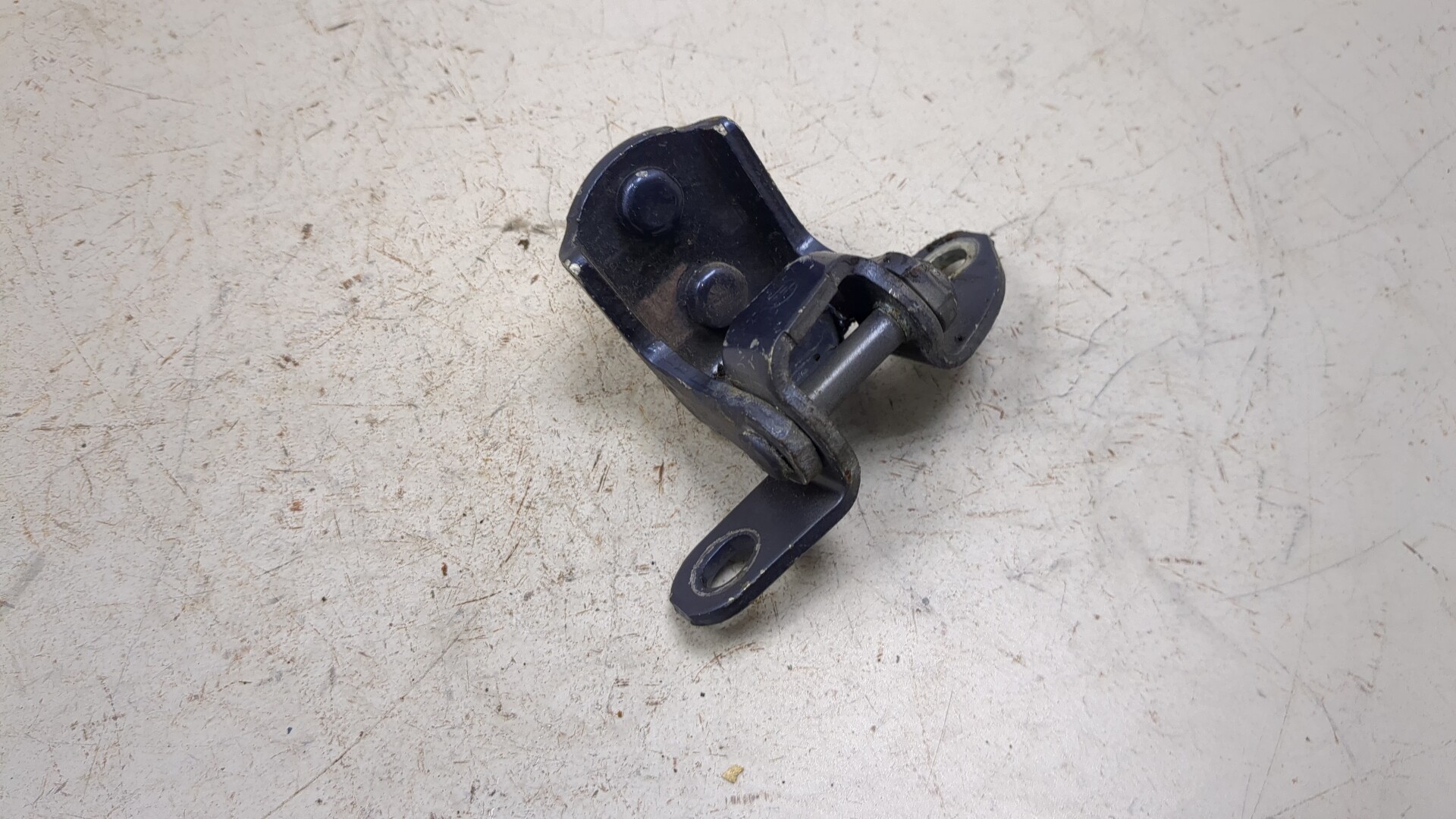 Петля двери