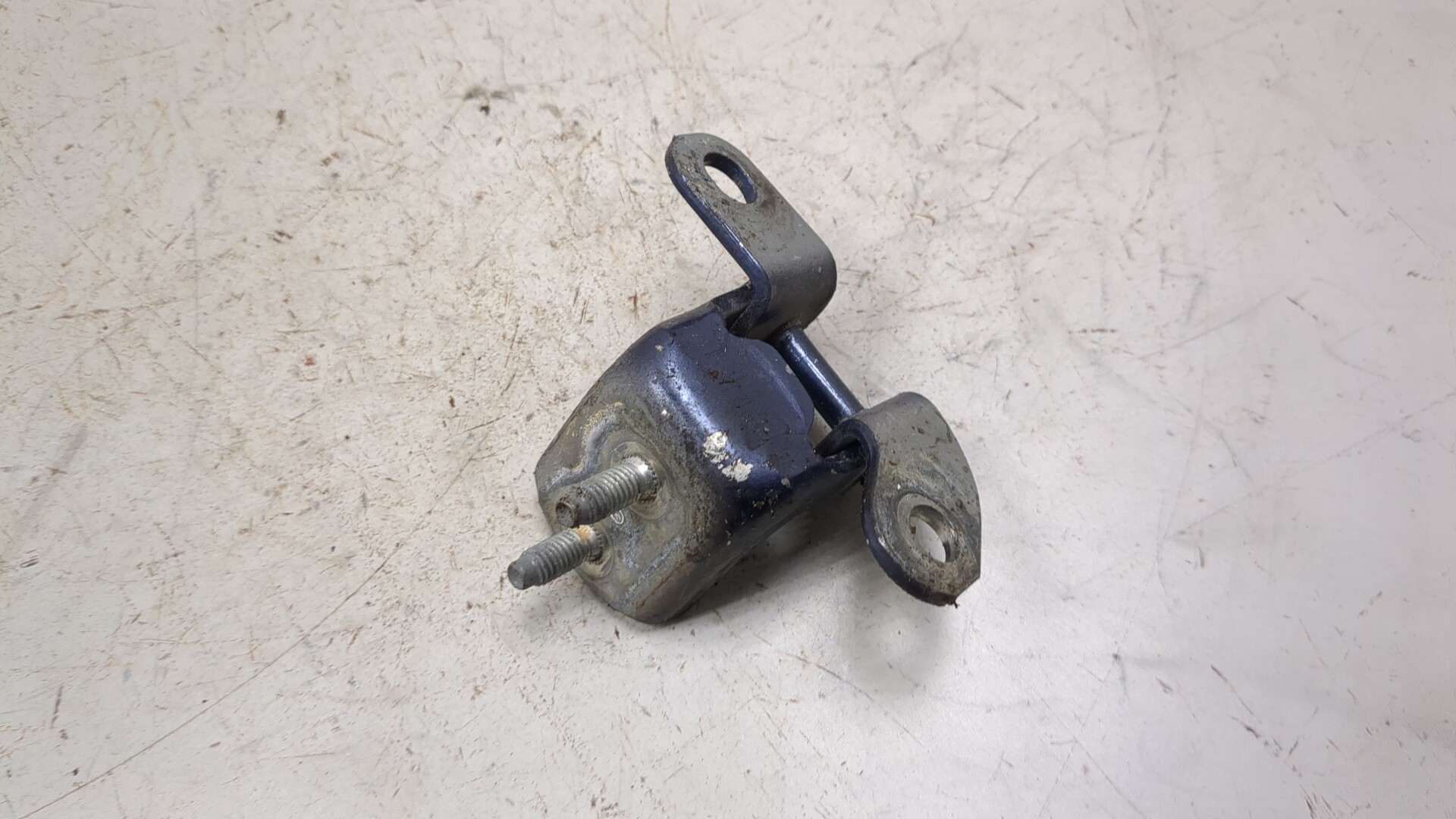 Петля двери