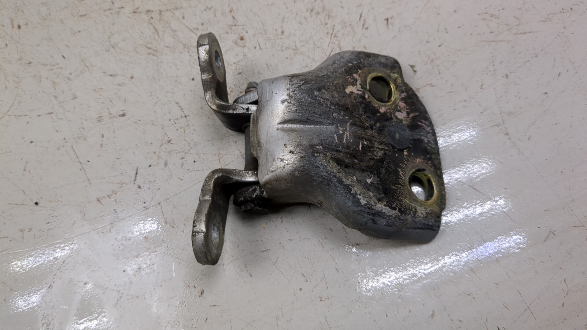 Петля двери