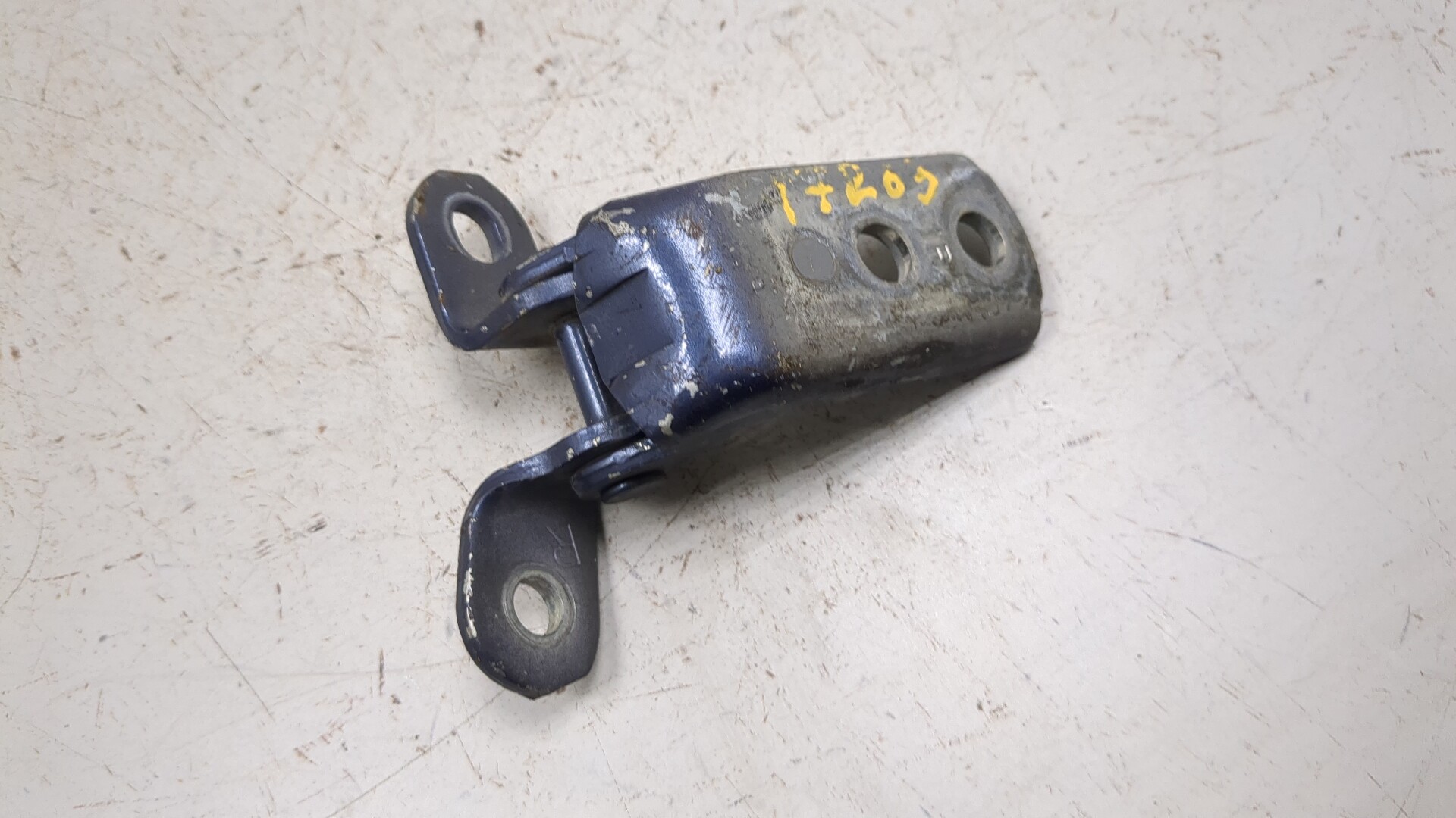 Петля двери