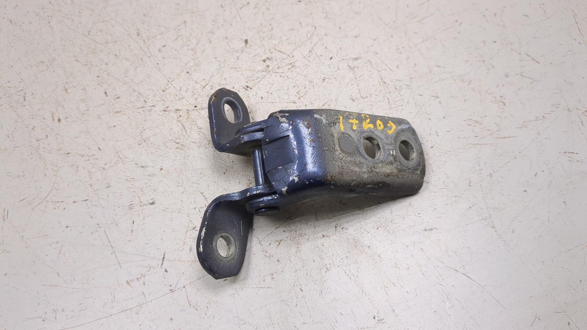 Петля двери