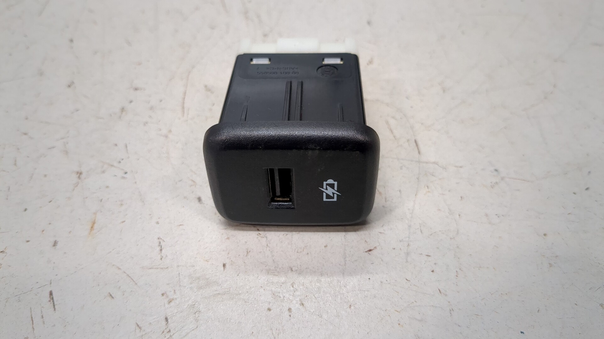 Гнездо AUX / USB IN