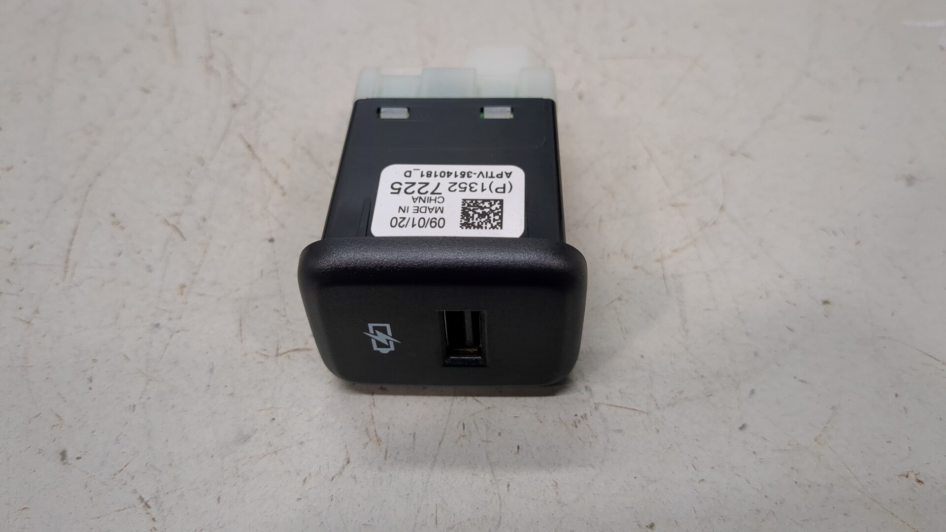 Гнездо AUX / USB IN