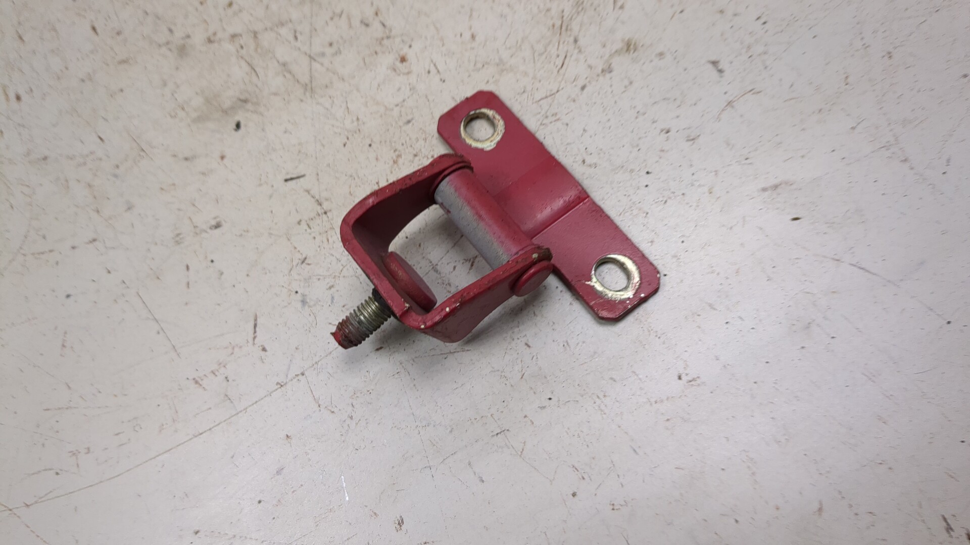 Петля крышки багажника