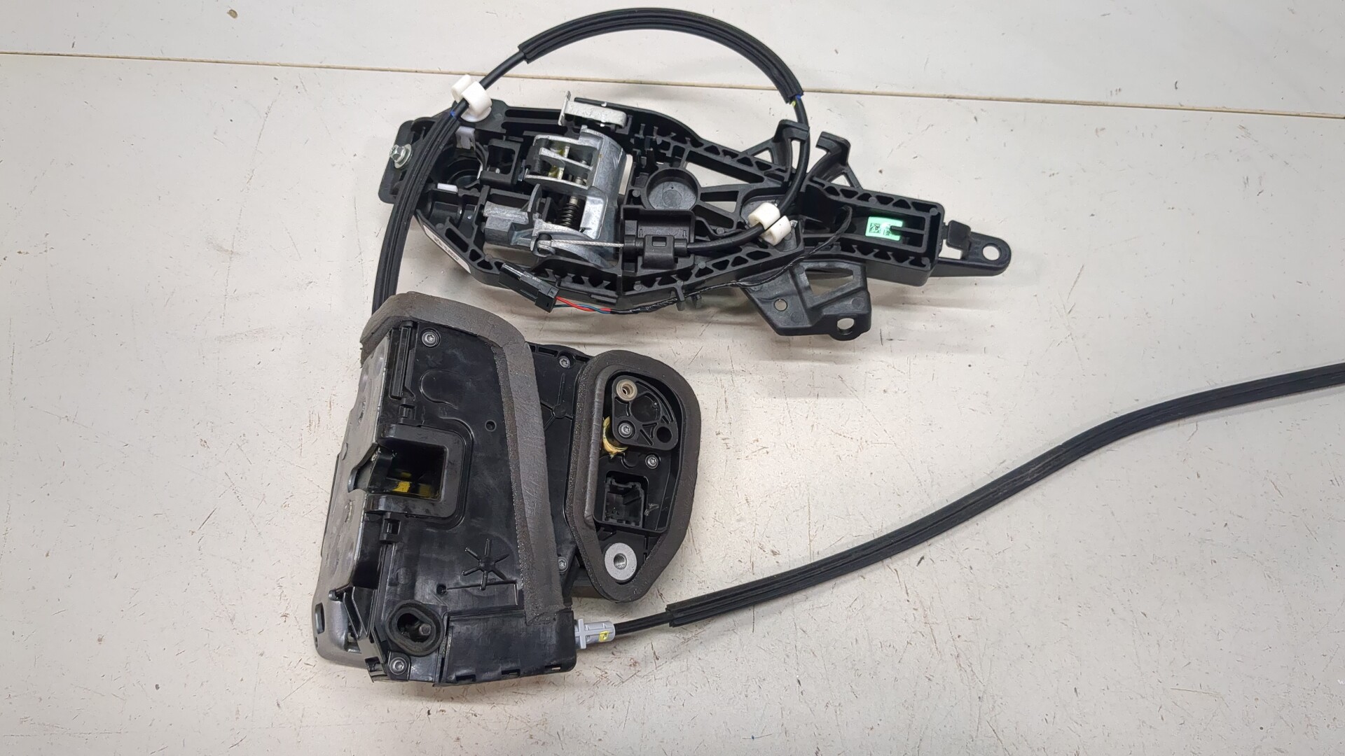 Замок двери задней левой