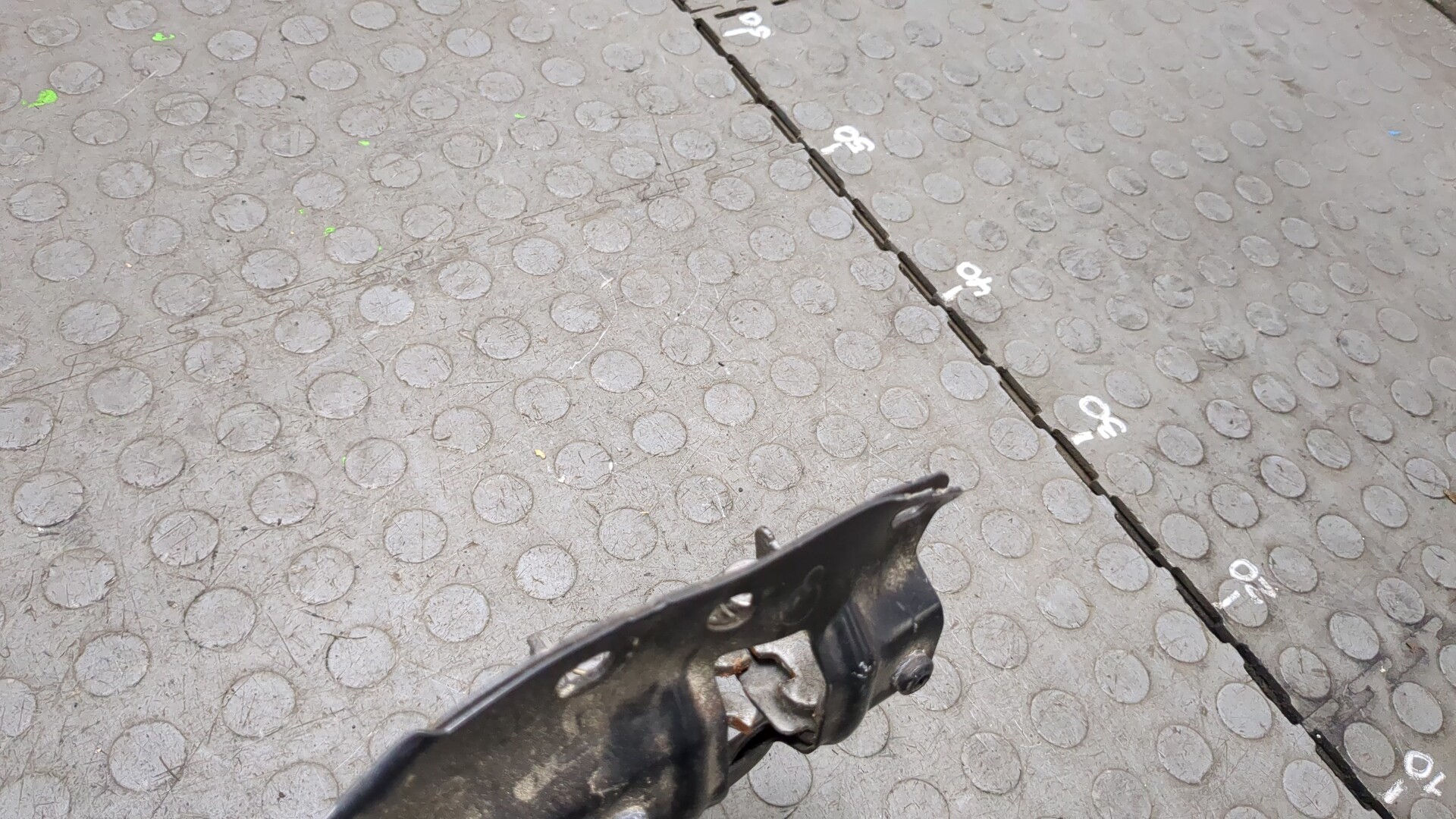 Кожух замка капота