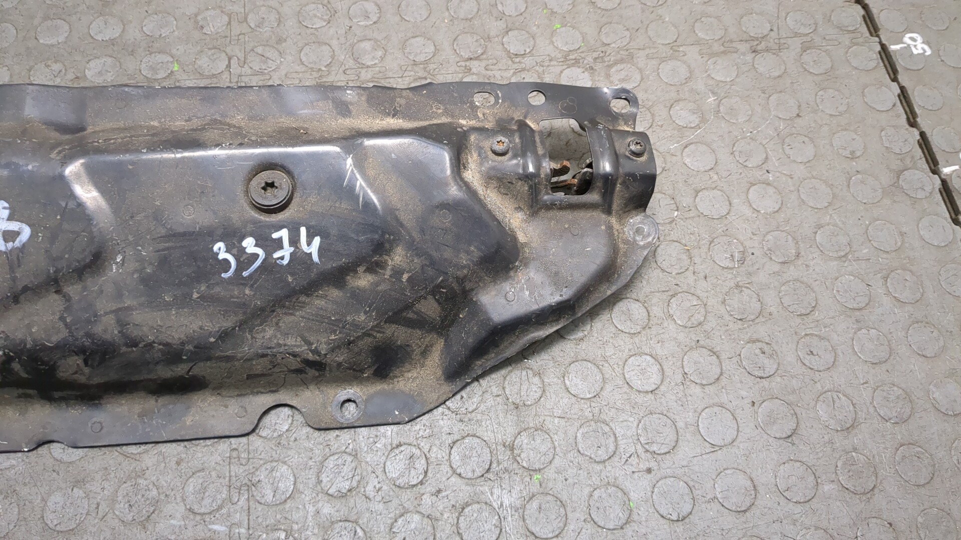 Кожух замка капота