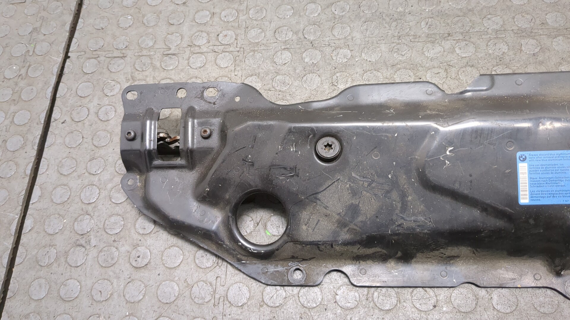 Кожух замка капота