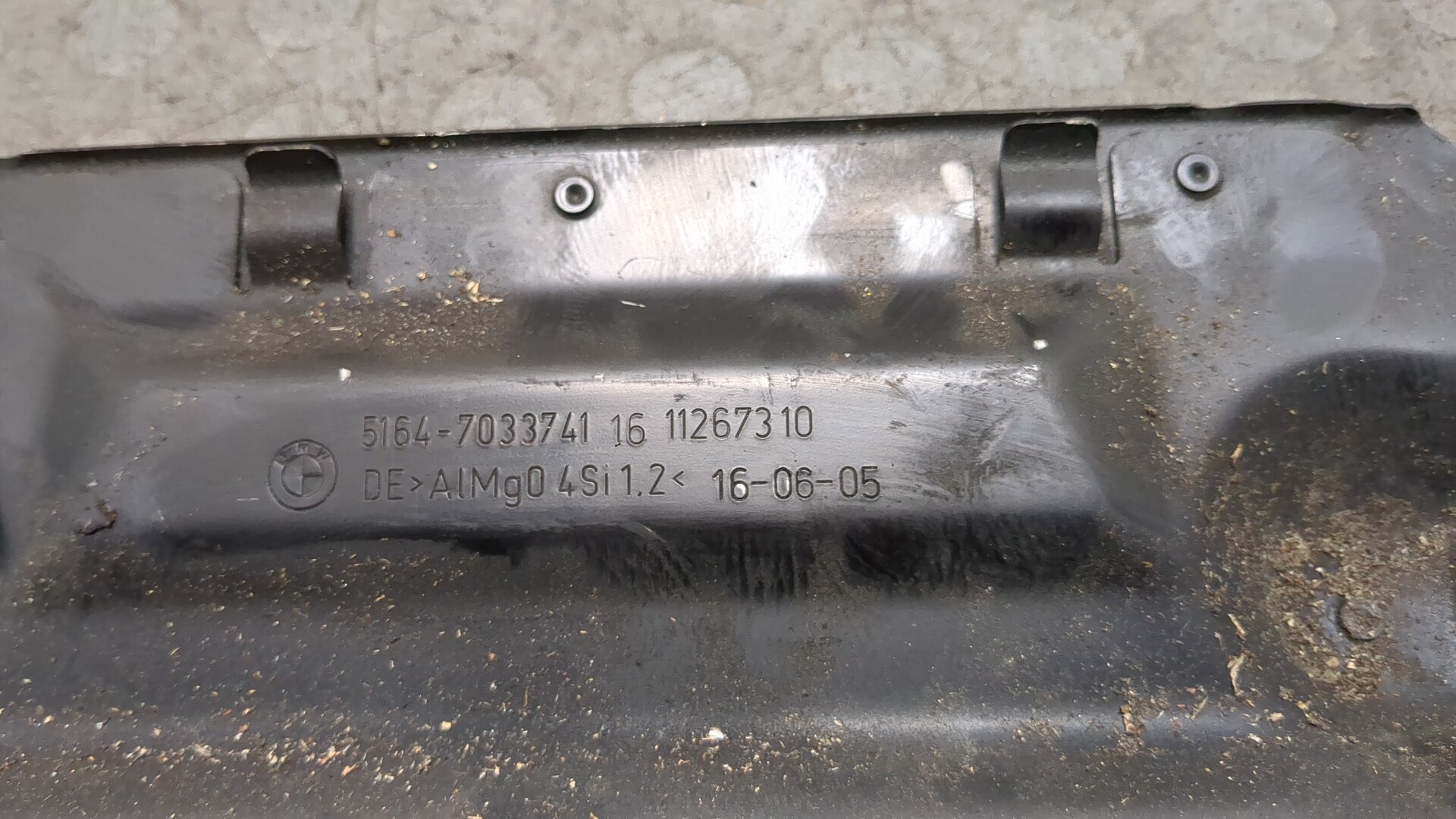 Кожух замка капота