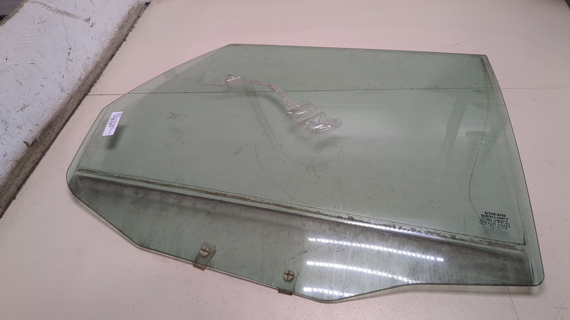 Стекло двери задней левой