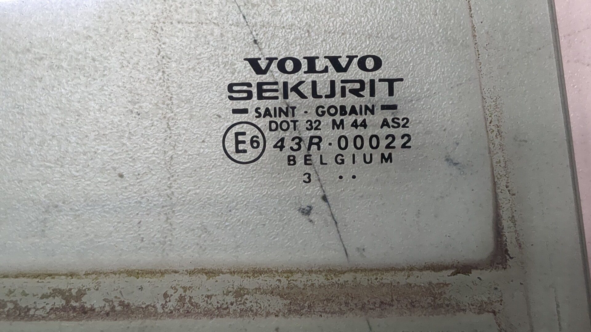 Стекло двери задней левой