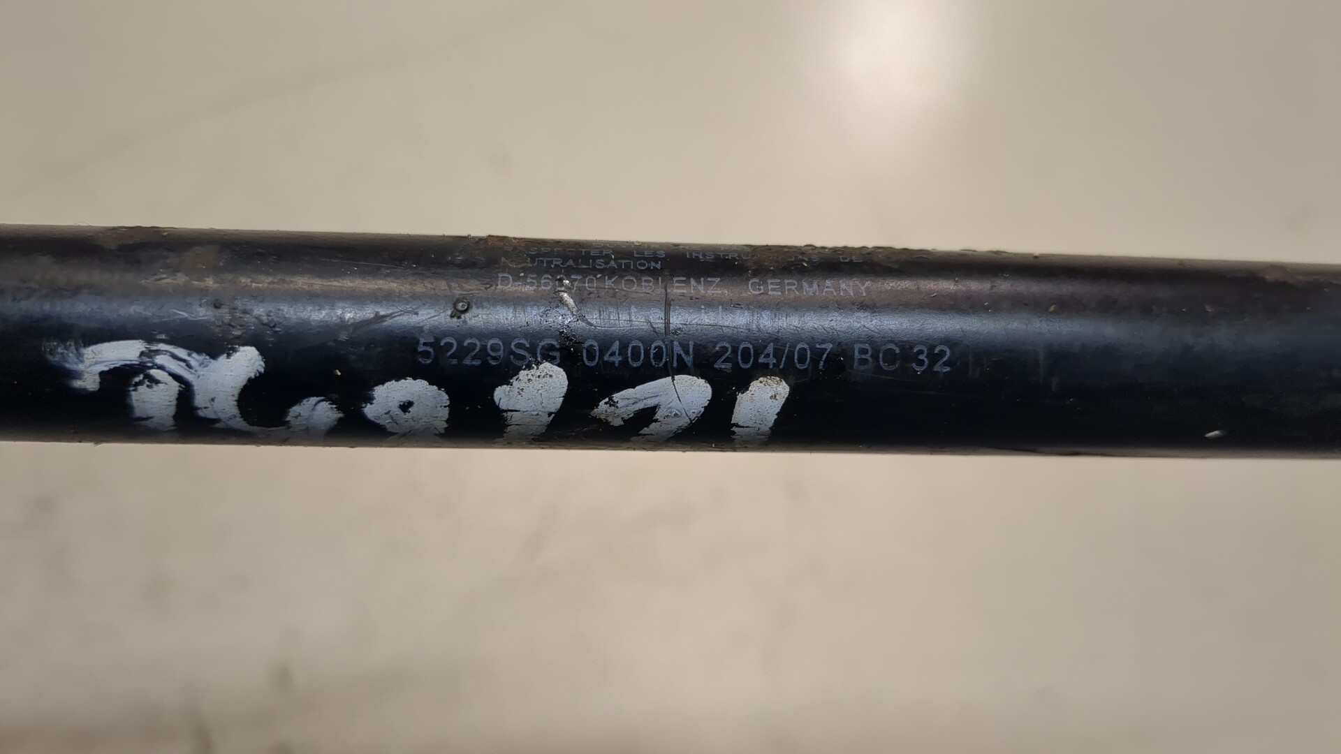 Амортизатор крышки багажника