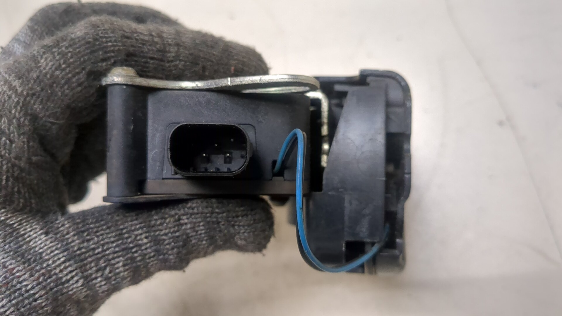 Замок двери передней правой