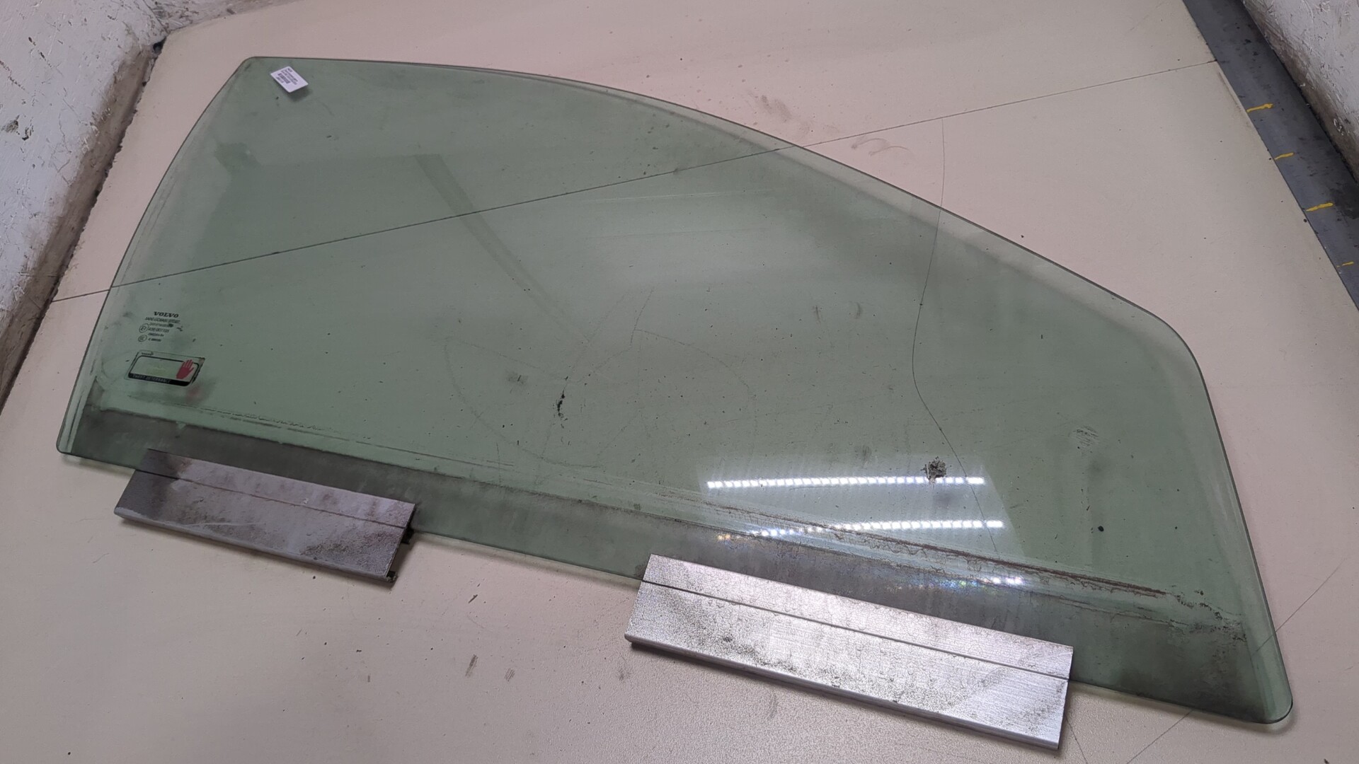 Стекло двери передней правой