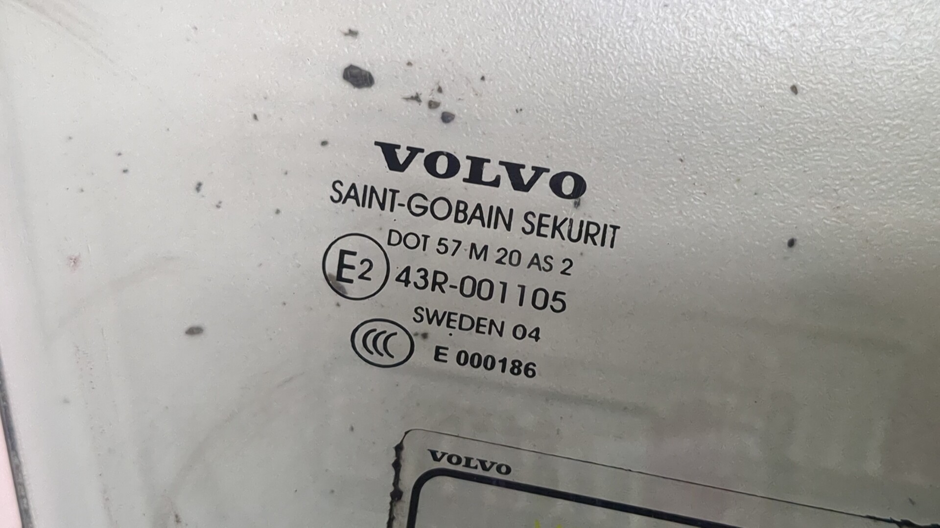 Стекло двери передней правой