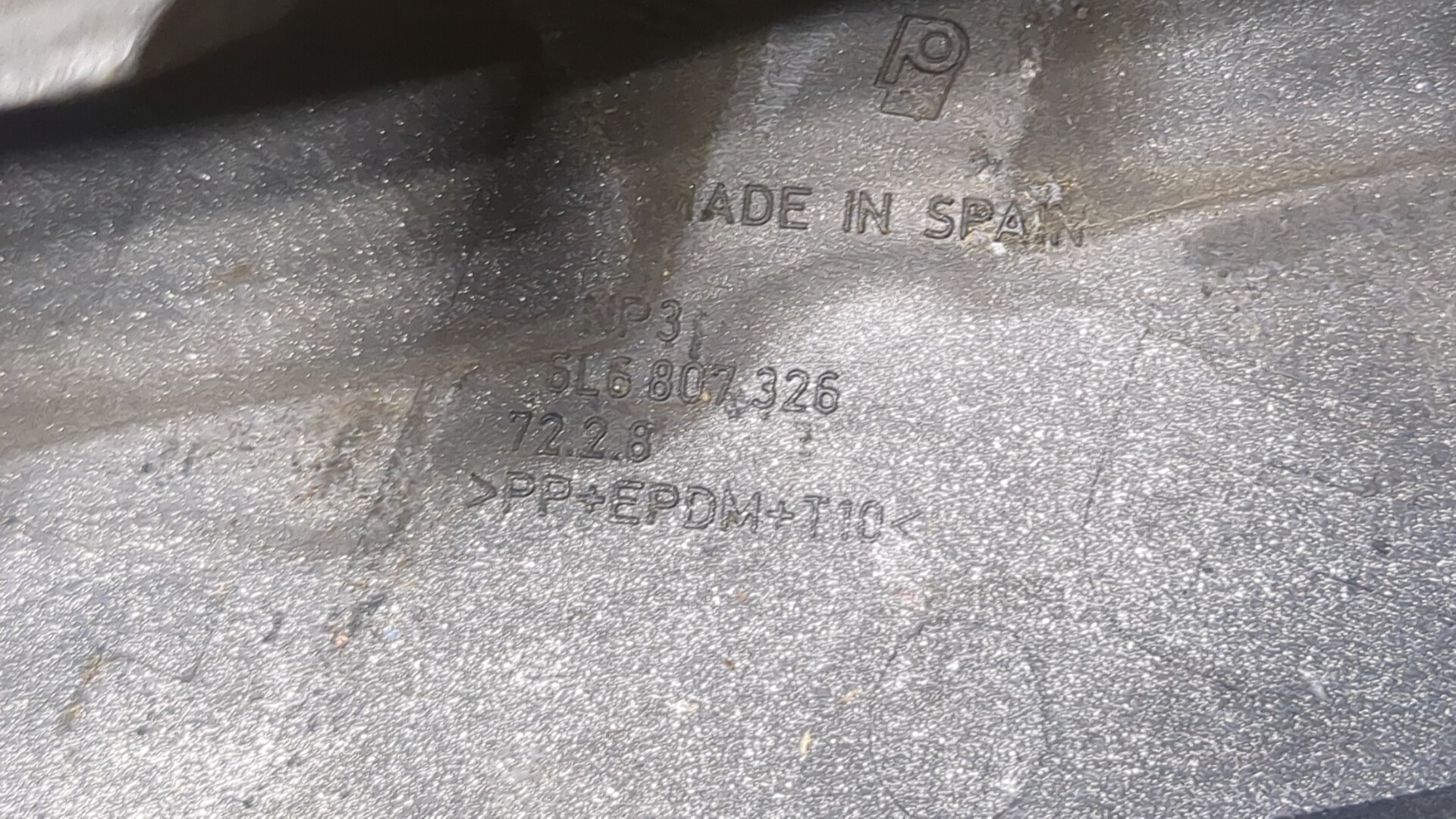 Молдинг переднего бампера правый