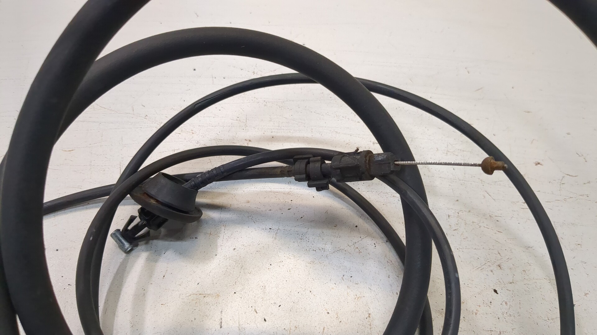 Трос открывания капота