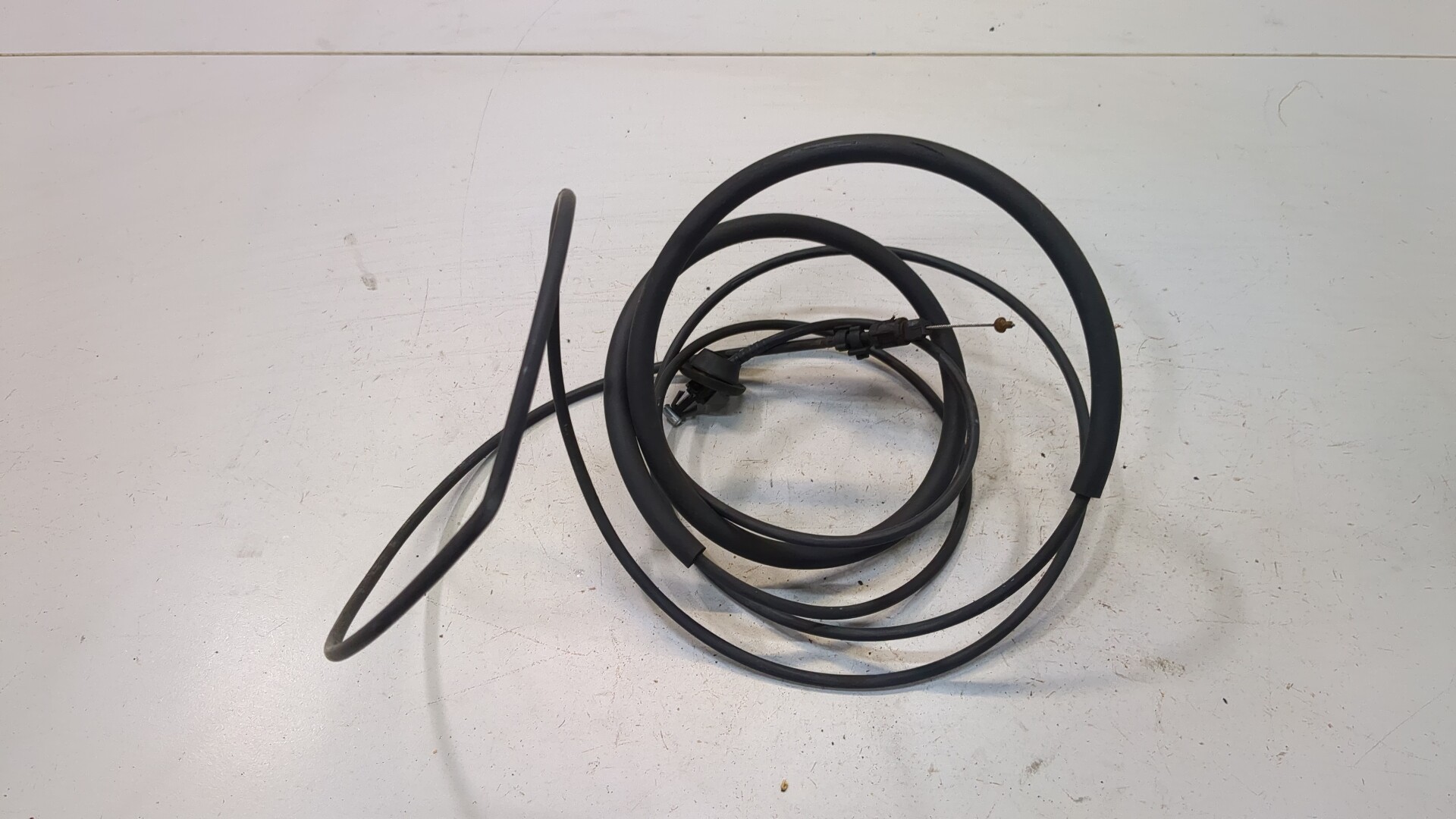 Трос открывания капота