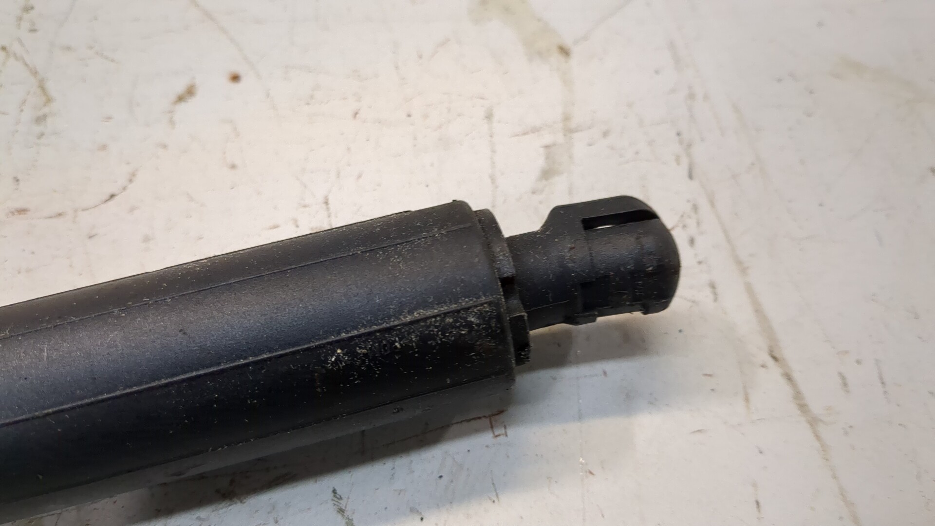 Амортизатор крышки багажника