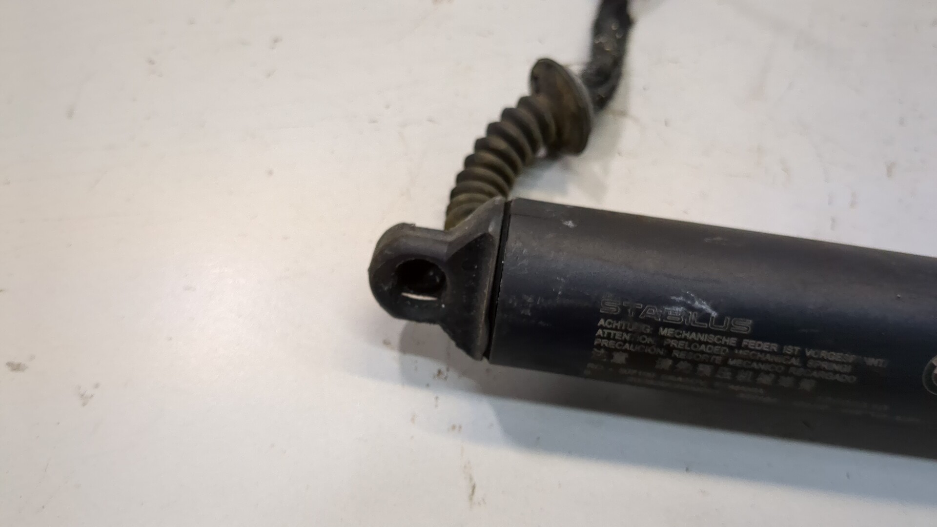 Амортизатор крышки багажника