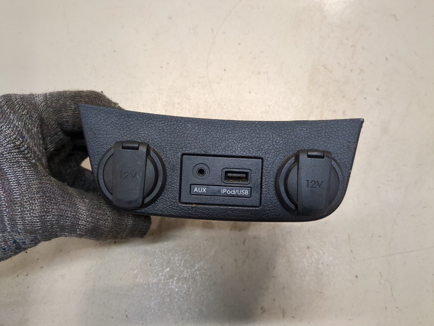 Гнездо AUX / USB IN