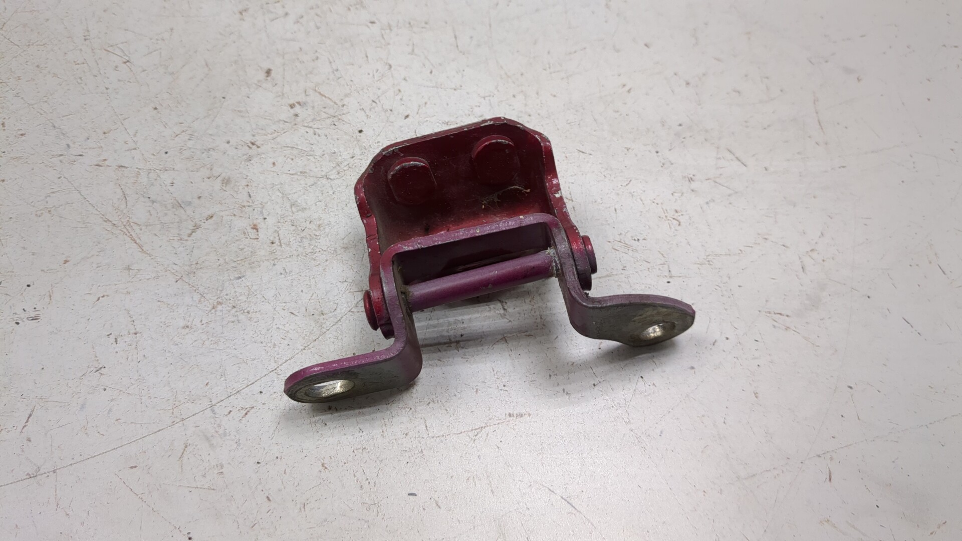 Петля крышки багажника