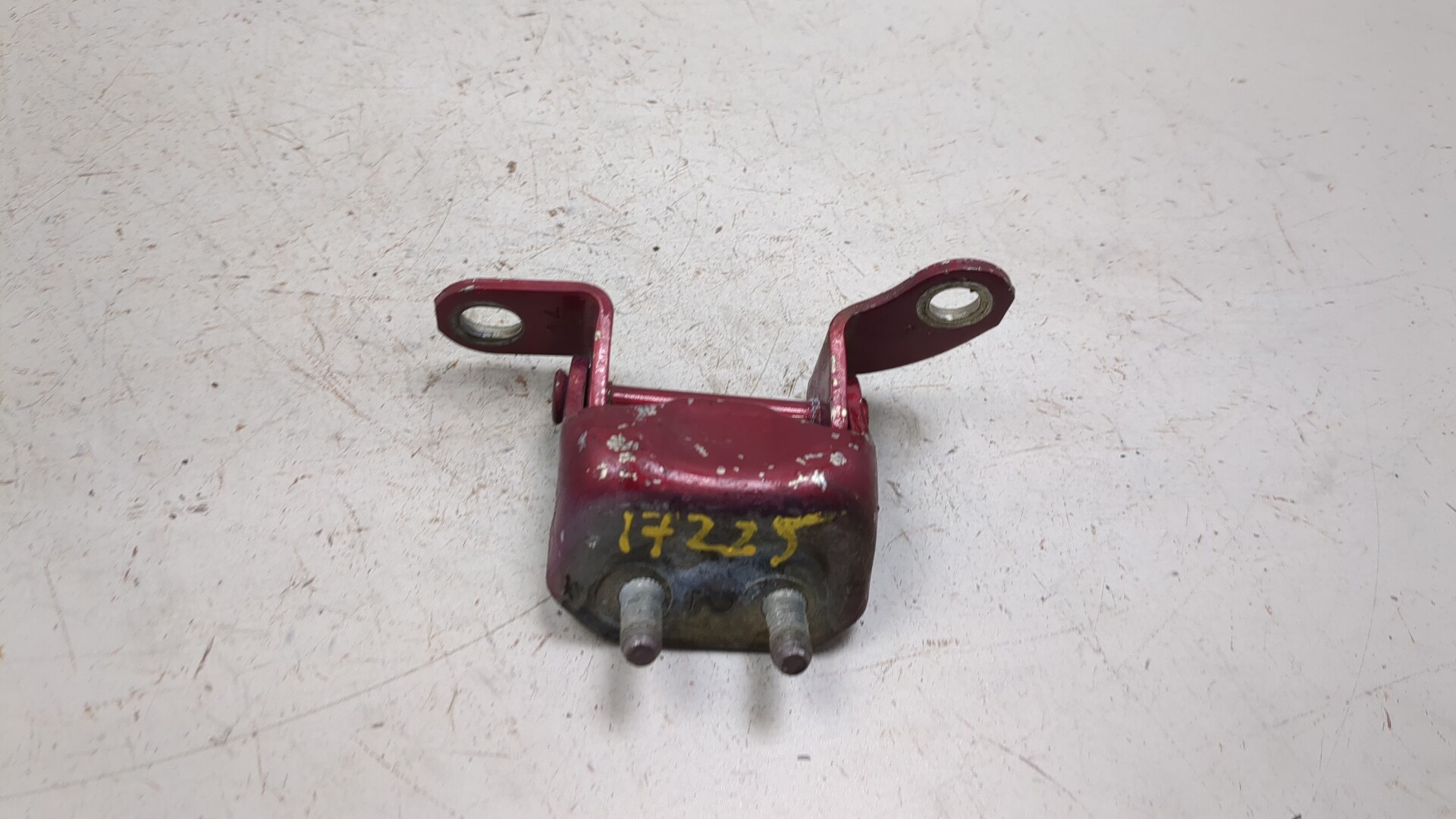 Петля крышки багажника