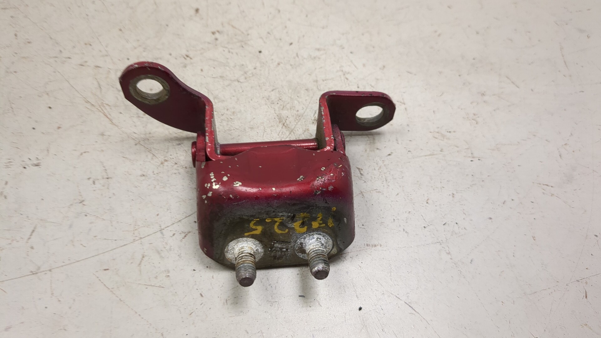 Петля крышки багажника