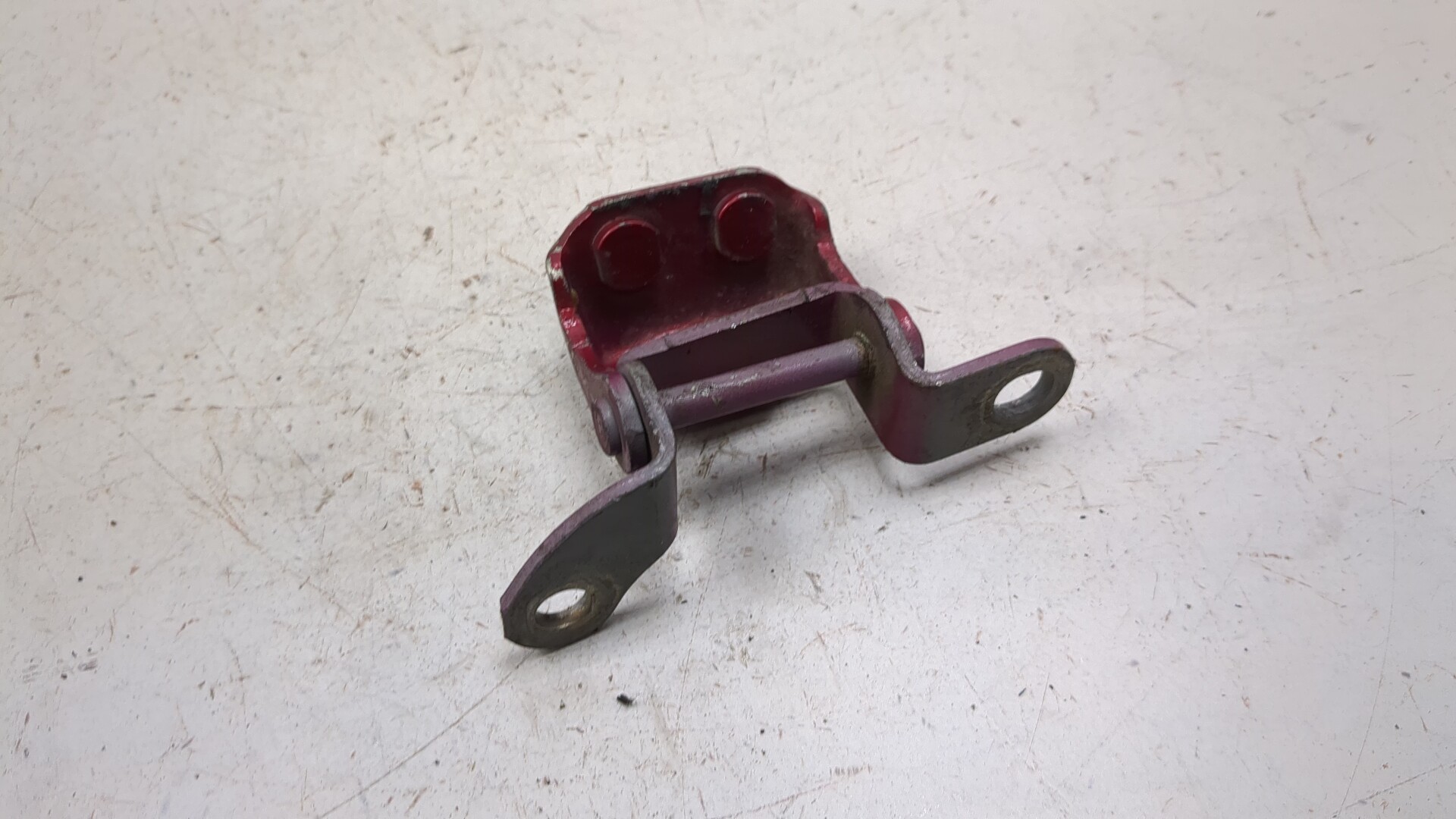 Петля крышки багажника