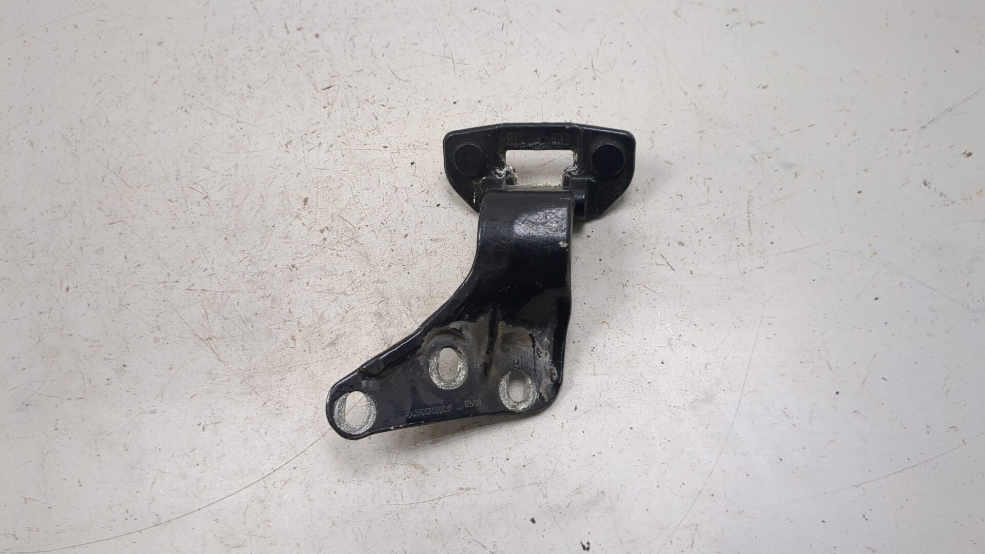 Петля крышки багажника