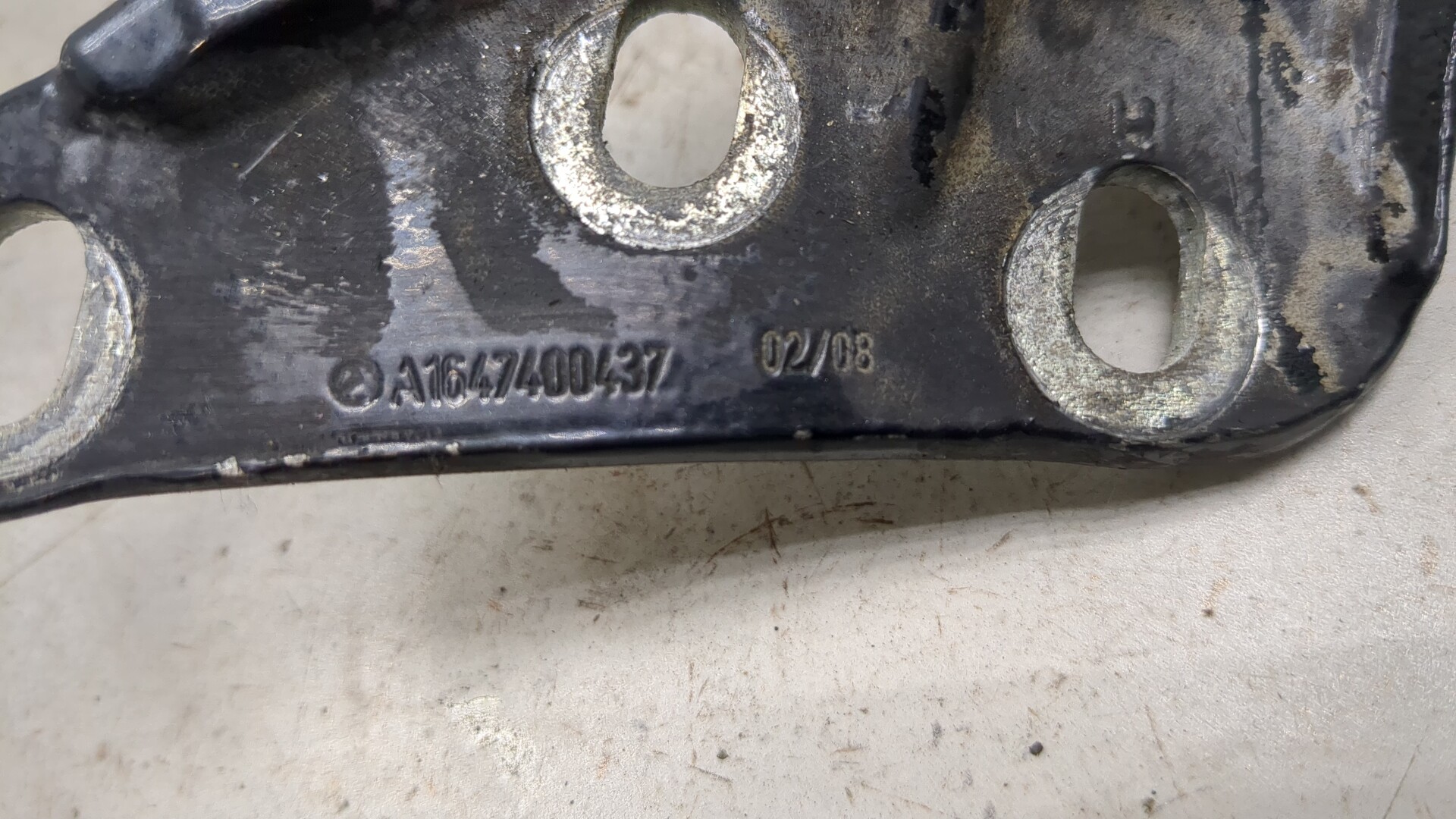 Петля крышки багажника