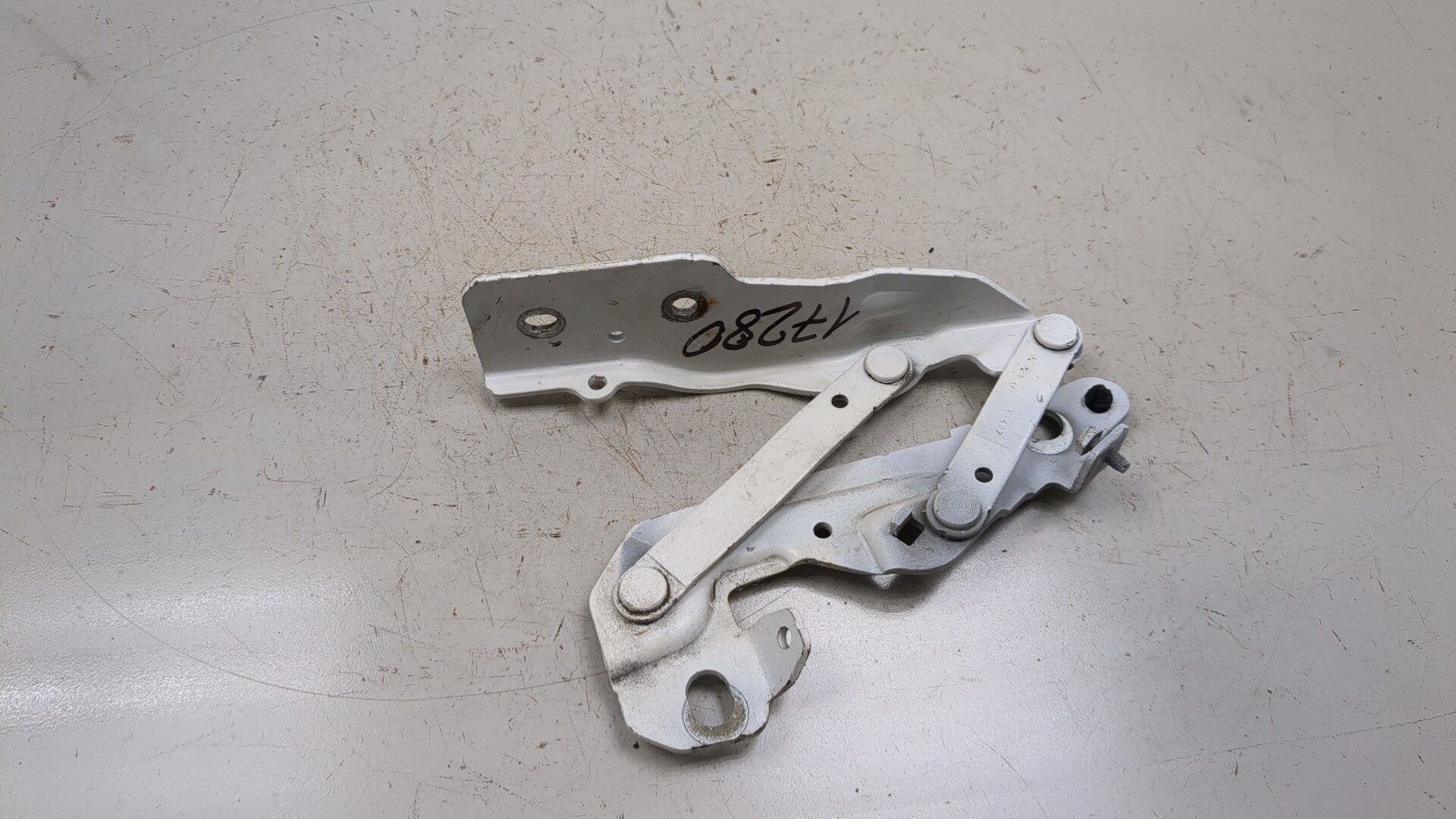 Петля капота правая