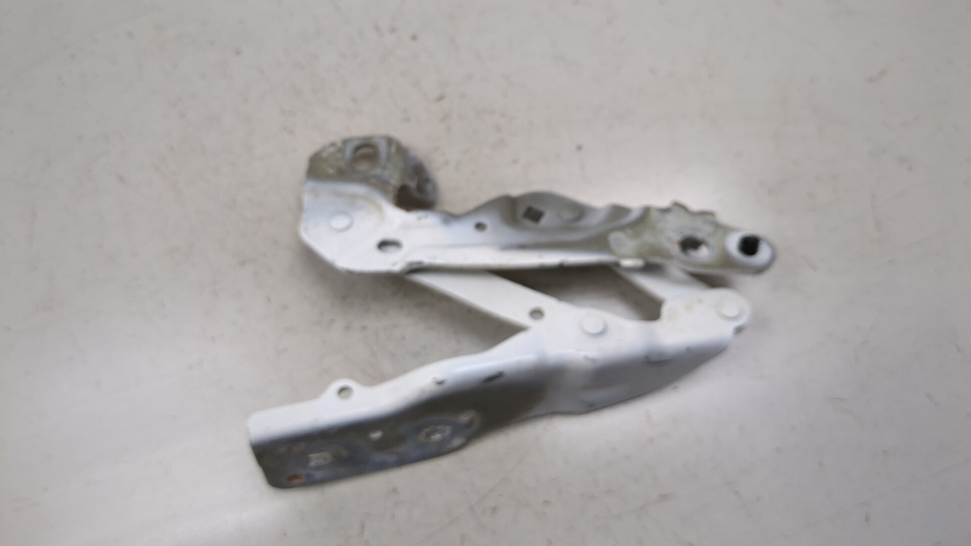 Петля капота правая