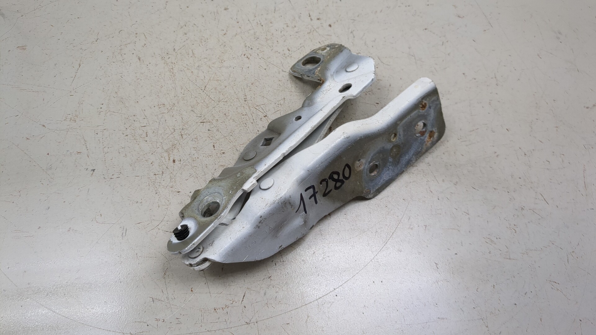 Петля капота левая