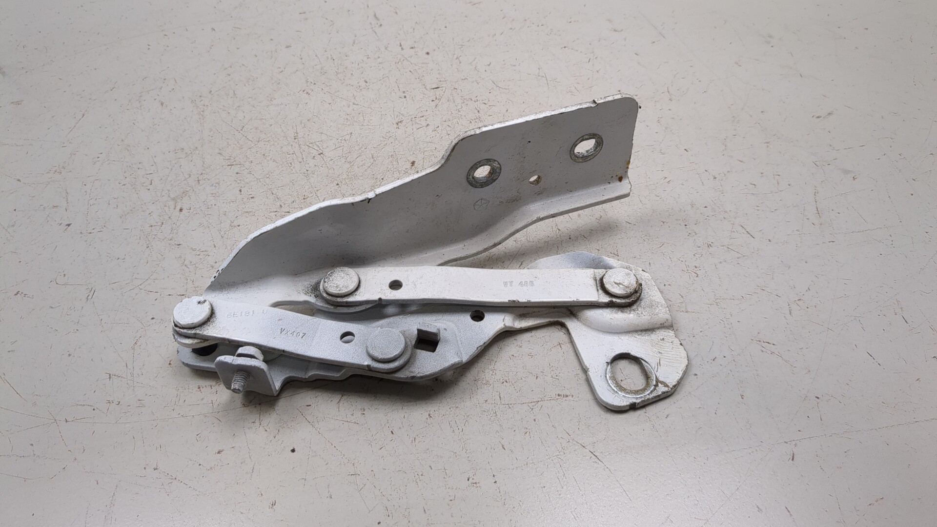 Петля капота левая